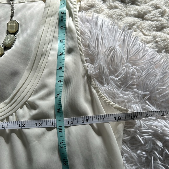 Spense sz L ivory cream colored sleeveless blouse very flowy feels like silk - Picture 6 of 10